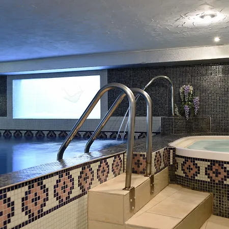 מלון Budget At Alpen Resort, & Dining 3*