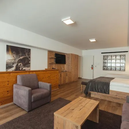 Budget At Alpen Resort, & Dining מלון