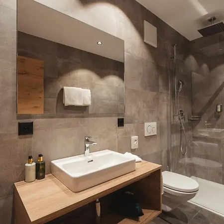 מלון Budget At Alpen Resort, & Dining 3*